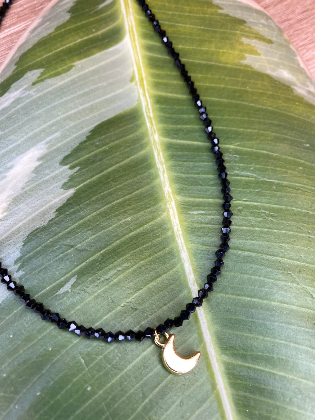 Trumpas juodas mėnuliuko vėrinys