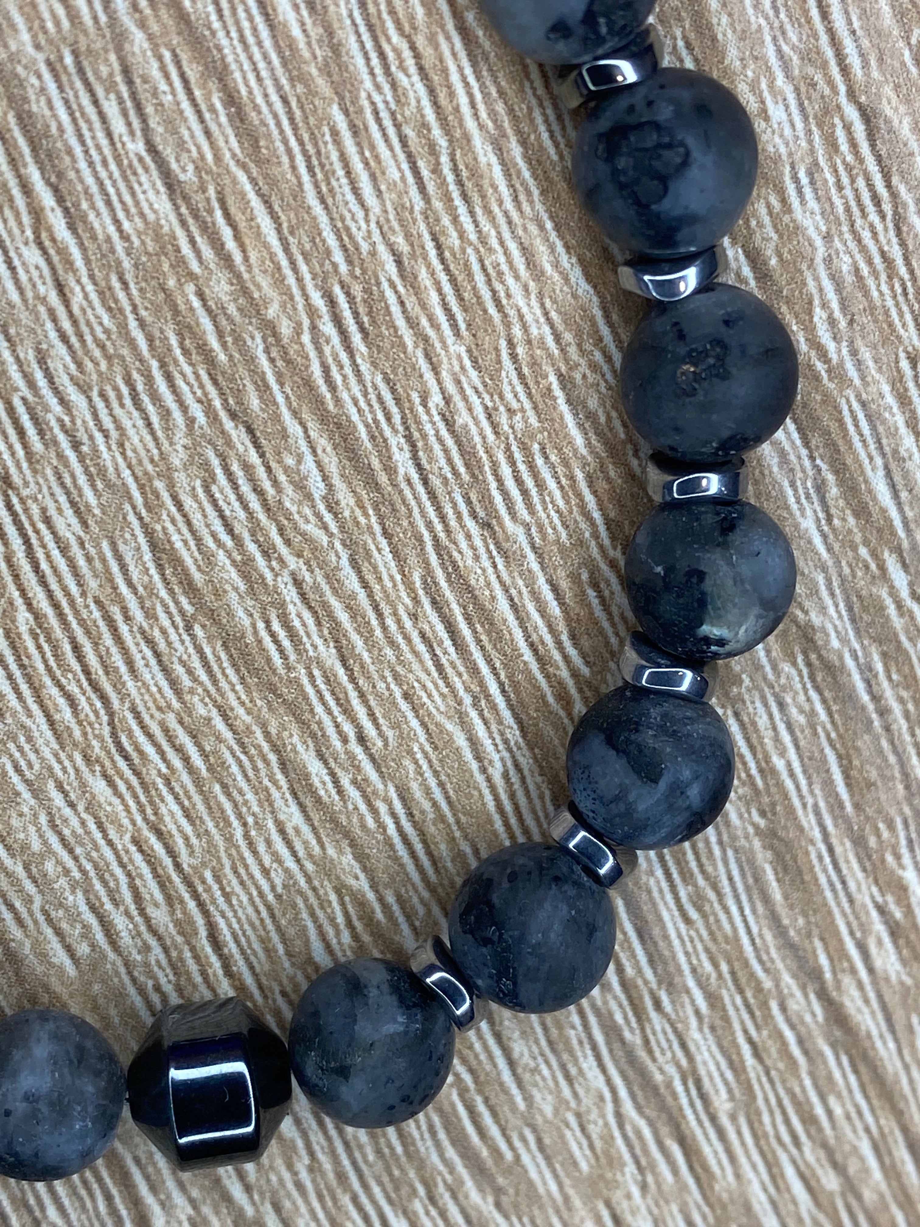 Matinis labradoritas/hematitas